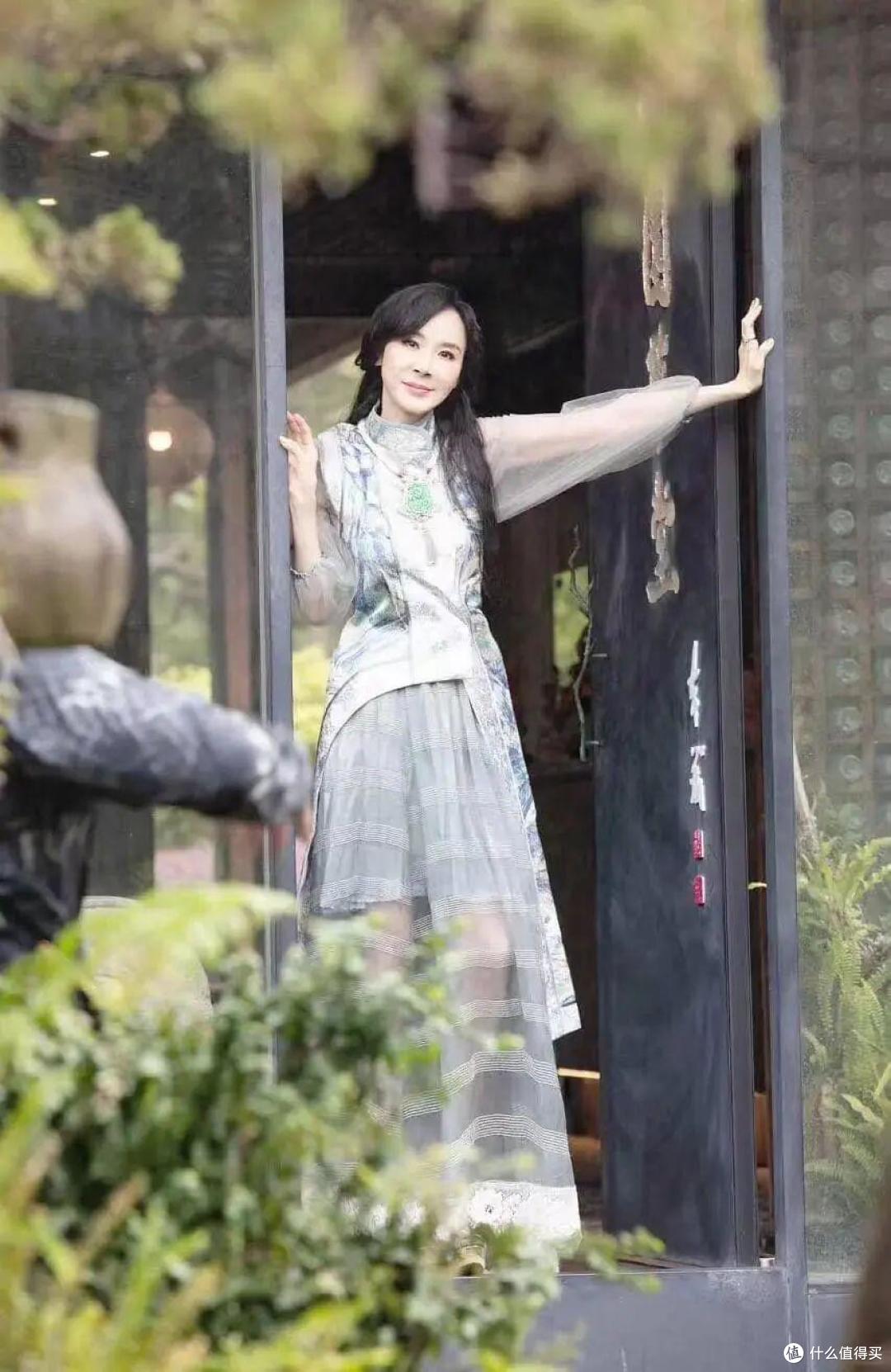 51岁台湾第一美女萧蔷,再度翻红,看她的穿搭:满50减20具象化了