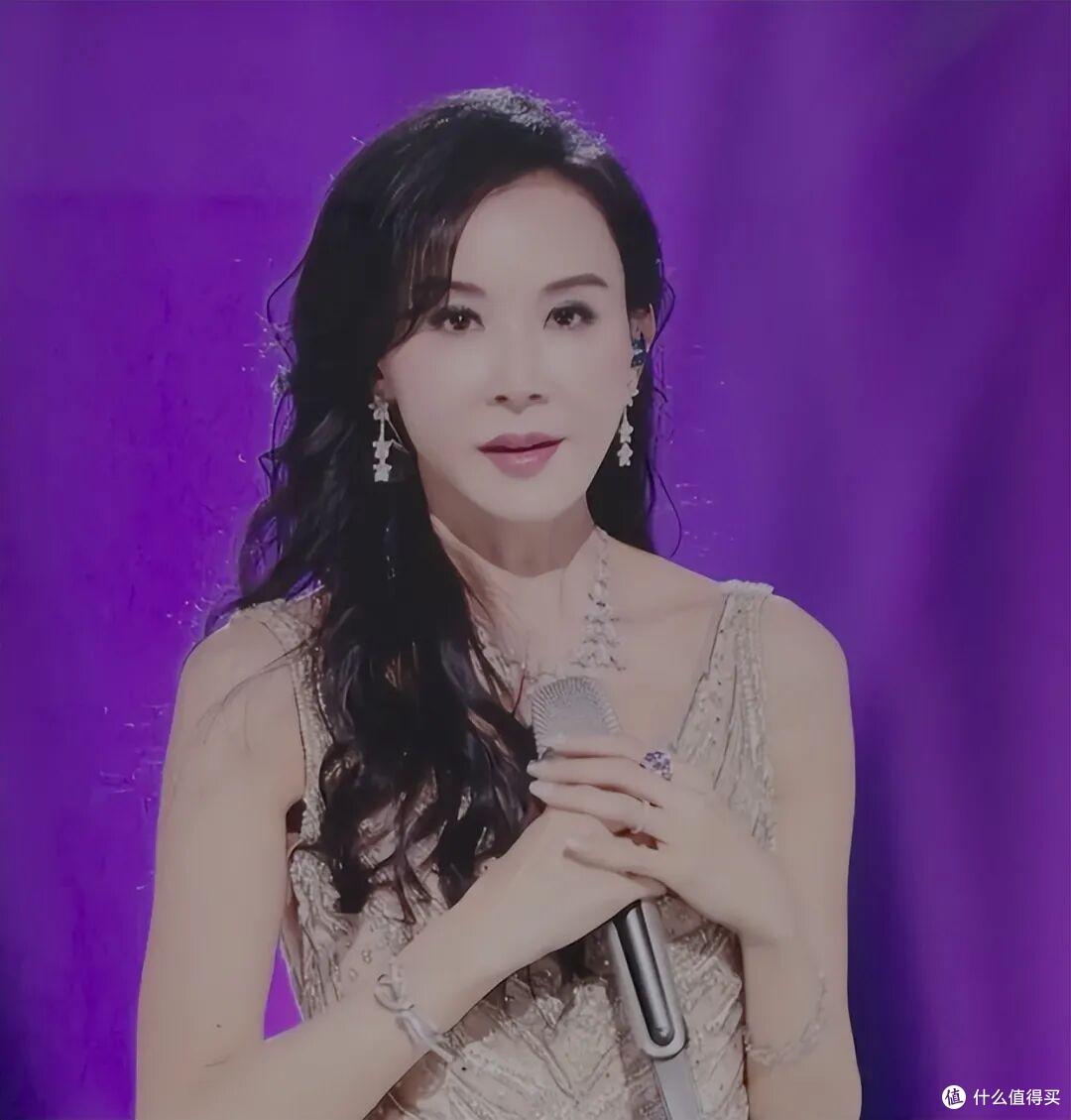 51岁台湾第一美女萧蔷,再度翻红,看她的穿搭:满50减20具象化了