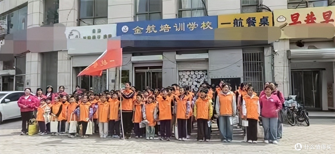 遵化市金航培训学校开展“一笔一世界 一包一精彩”环保手绘活动