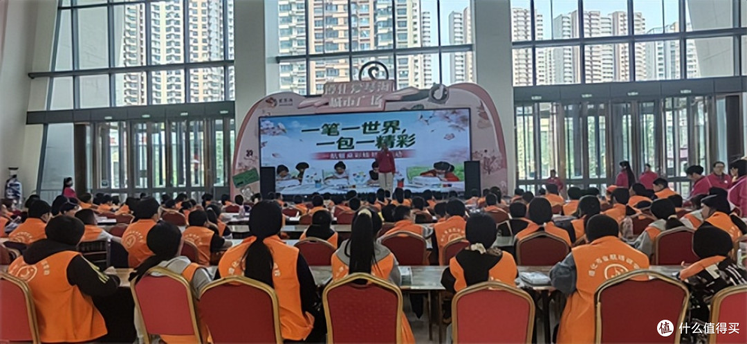 遵化市金航培训学校开展“一笔一世界 一包一精彩”环保手绘活动