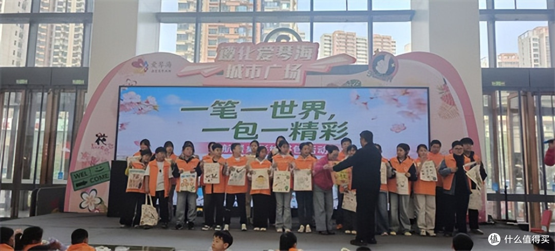 遵化市金航培训学校开展“一笔一世界 一包一精彩”环保手绘活动