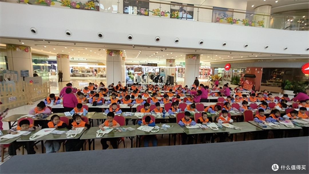 遵化市金航培训学校开展“一笔一世界 一包一精彩”环保手绘活动
