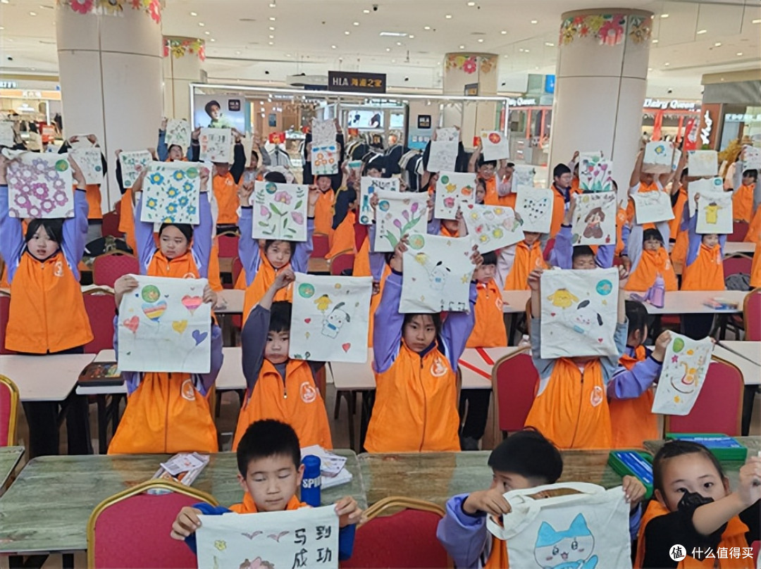 遵化市金航培训学校开展“一笔一世界 一包一精彩”环保手绘活动