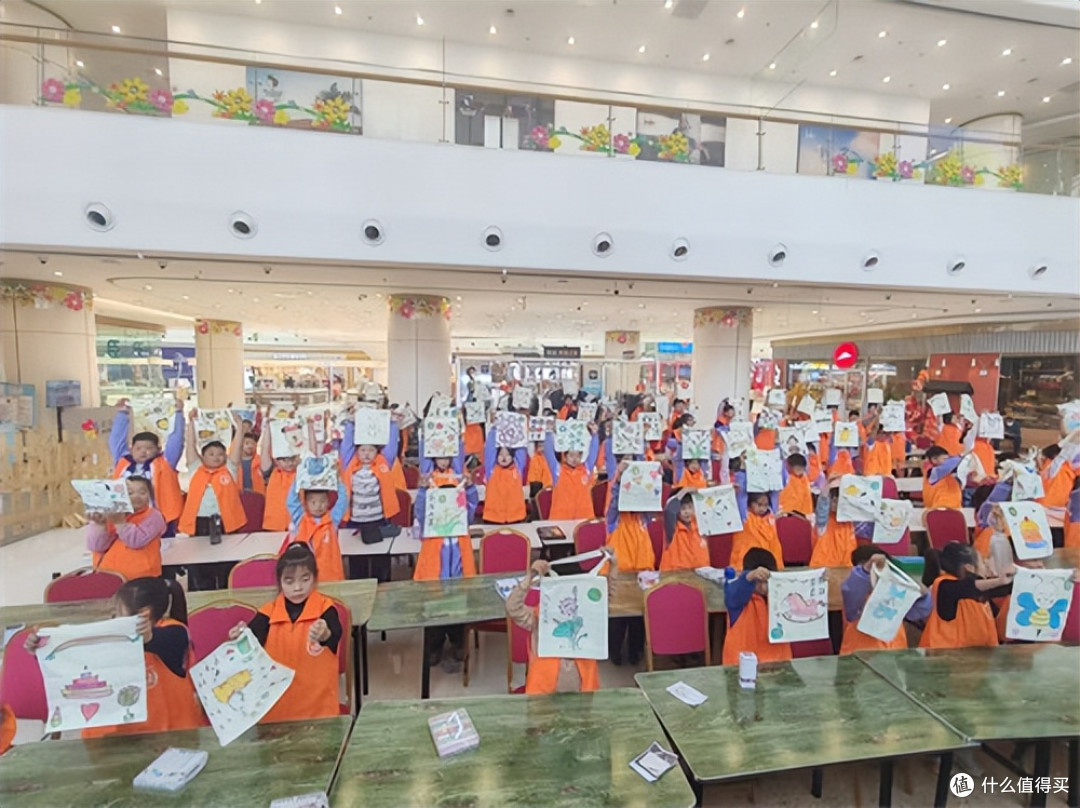 遵化市金航培训学校开展“一笔一世界 一包一精彩”环保手绘活动