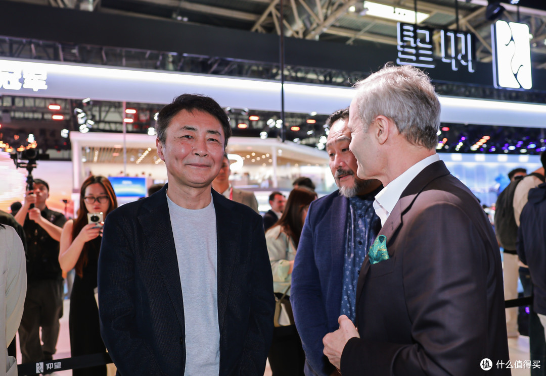 2000W国产超跑U9X亮相北京车展,国际名流集体打卡仰望展台