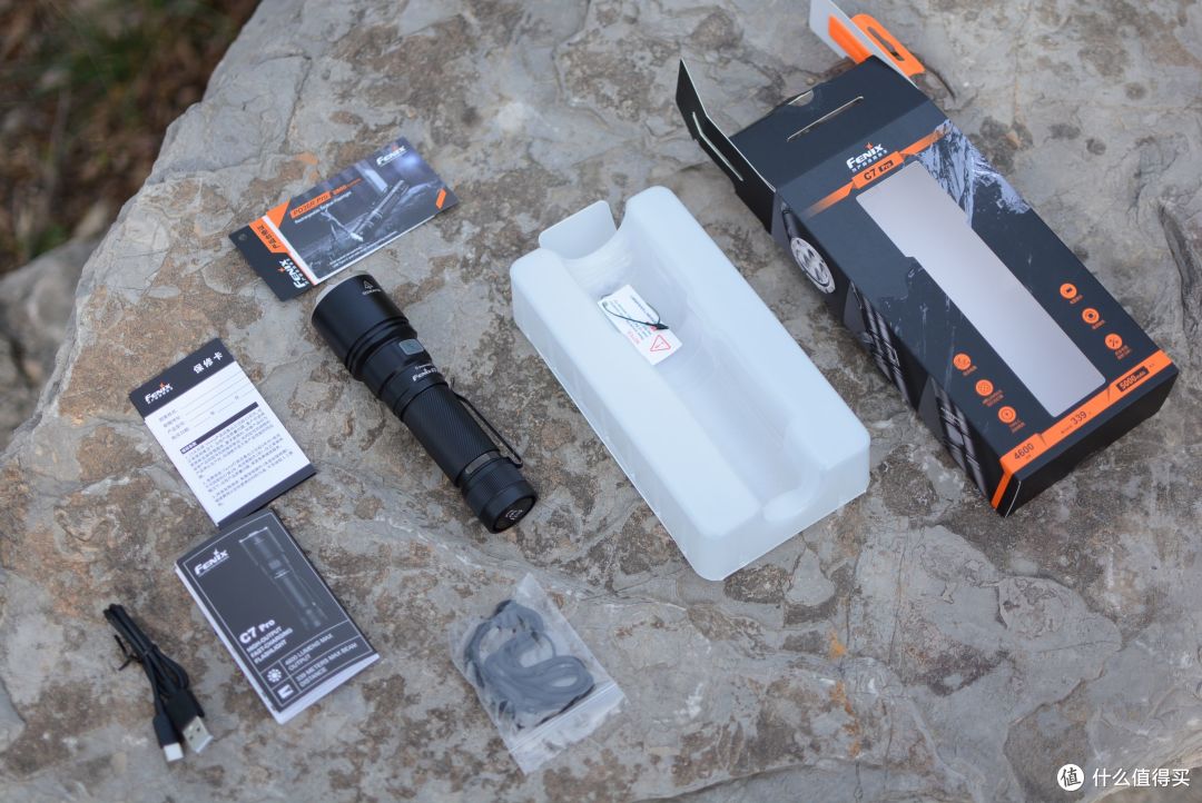 汽车远光灯的3倍亮度！不足500元的性能怪兽，FENIX C7 PRO 手电
