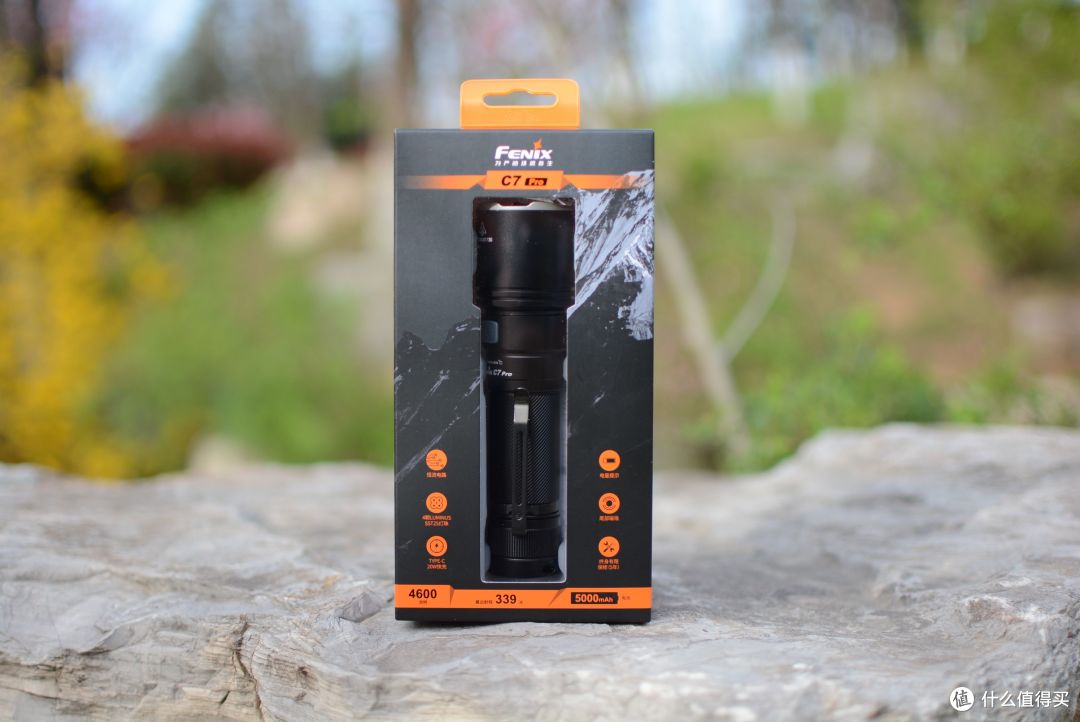 汽车远光灯的3倍亮度！不足500元的性能怪兽，FENIX C7 PRO 手电