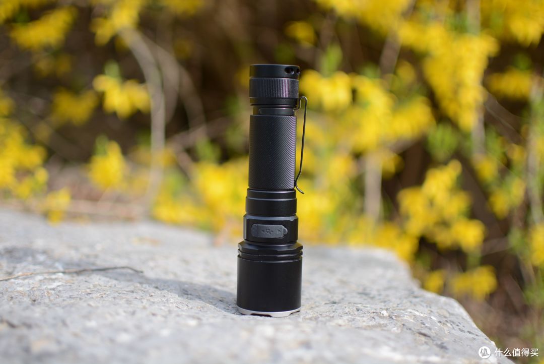 汽车远光灯的3倍亮度！不足500元的性能怪兽，FENIX C7 PRO 手电