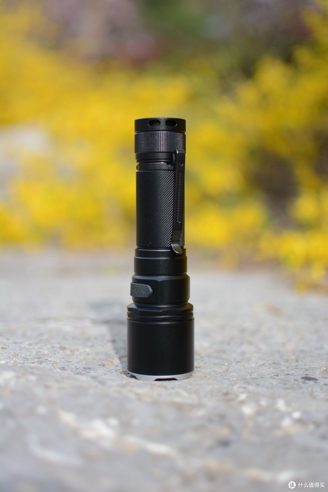 汽车远光灯的3倍亮度！不足500元的性能怪兽，FENIX C7 PRO 手电