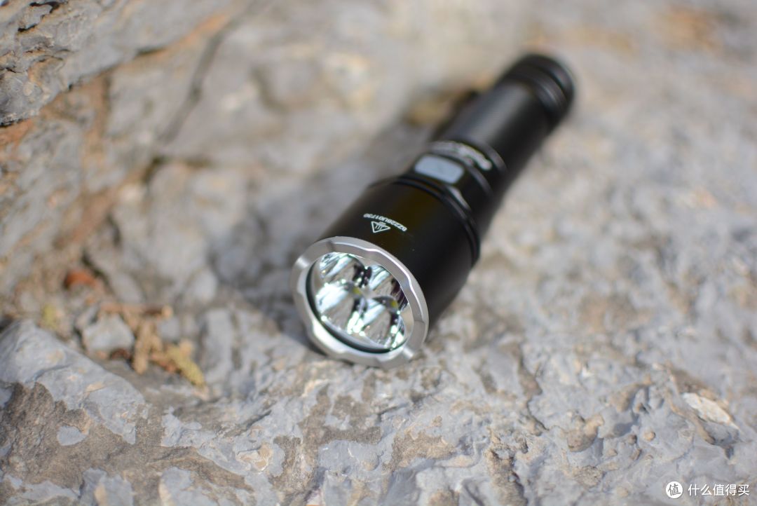 汽车远光灯的3倍亮度！不足500元的性能怪兽，FENIX C7 PRO 手电