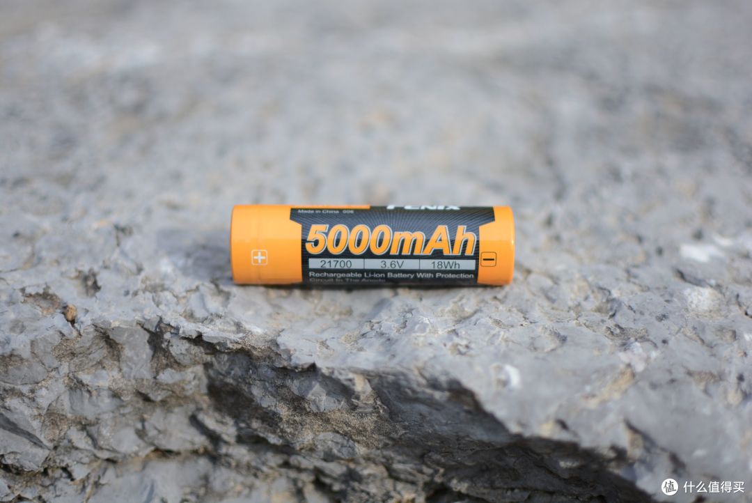 汽车远光灯的3倍亮度！不足500元的性能怪兽，FENIX C7 PRO 手电