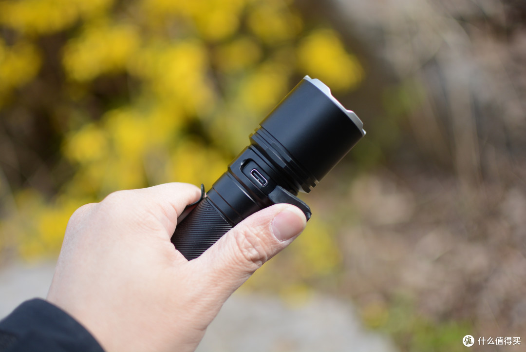 汽车远光灯的3倍亮度！不足500元的性能怪兽，FENIX C7 PRO 手电