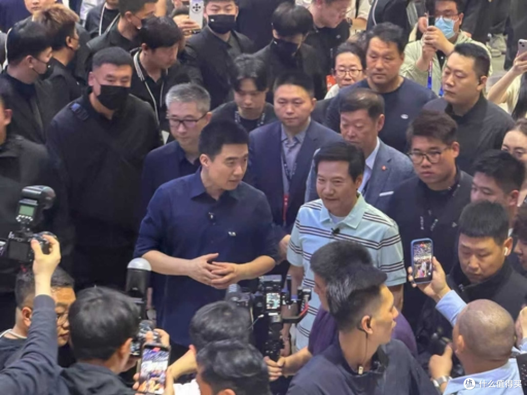 北京车展名场面!雷军逛蔚来,李斌一路小跑赶来