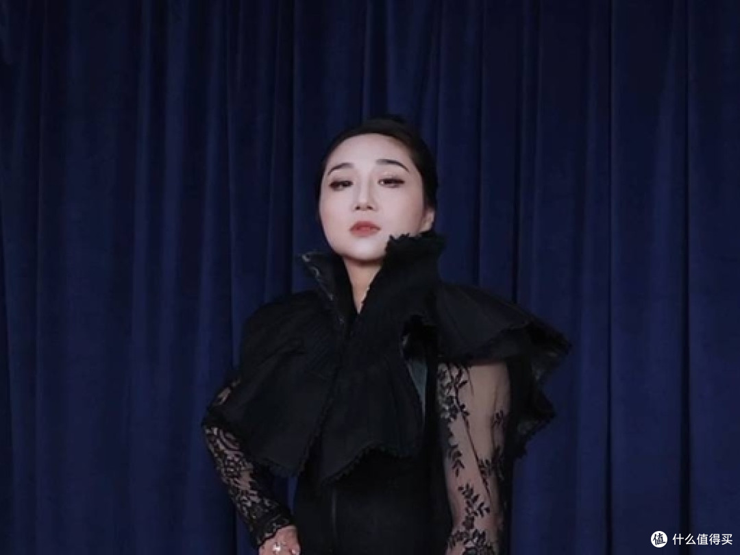 反差拉满!傅首尔瘦 20 多斤,转型暗黑御姐风