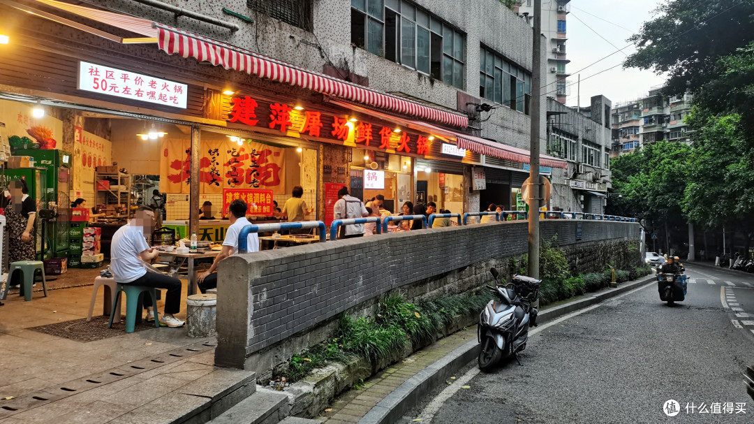 网红店是给游客的,社区火锅店才是本地人最爱