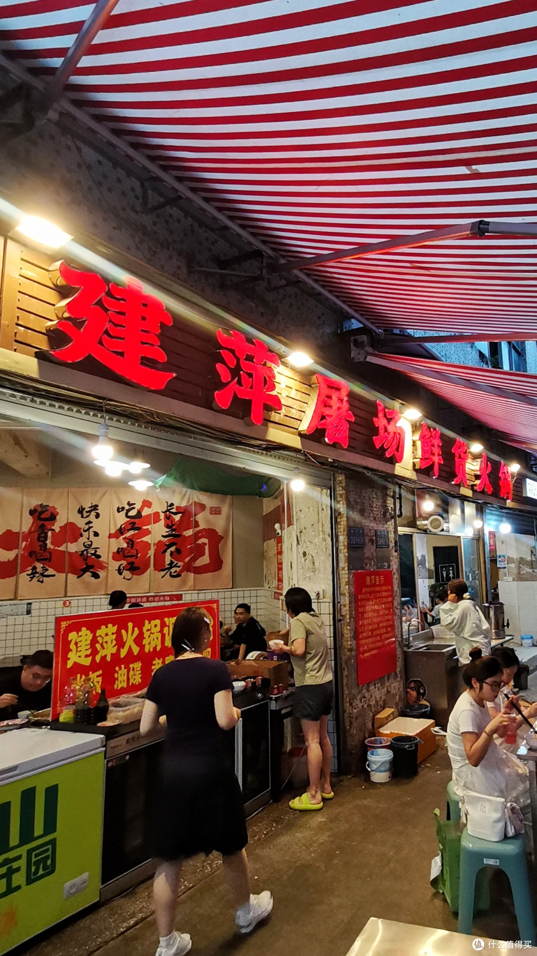 网红店是给游客的,社区火锅店才是本地人最爱