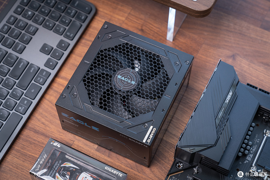 白金效能 + ATX3.1 满配,技嘉 GP‑EG1000PM PG5 电源开箱评测