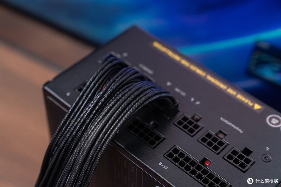 白金效能 + ATX3.1 满配,技嘉 GP‑EG1000PM PG5 电源开箱评测