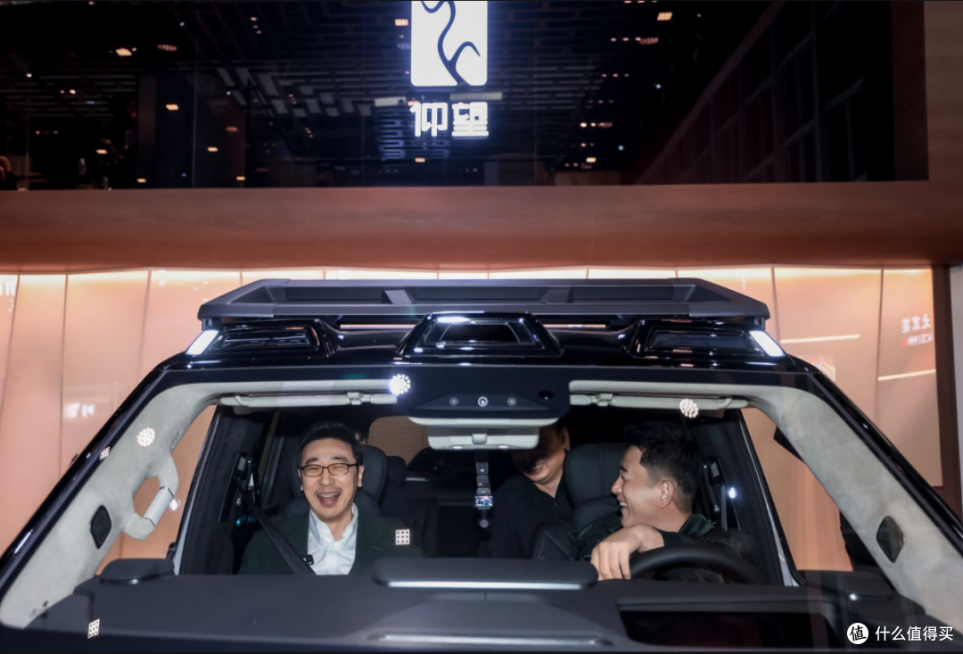 京圈大佬现身北京车展,仰望U8L亮了,成功让大佬当场刷卡