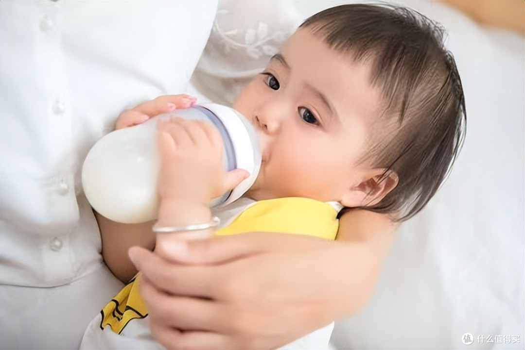 母乳喂养和奶粉喂养，比过才明白：母乳好是真好，费妈也是真费妈