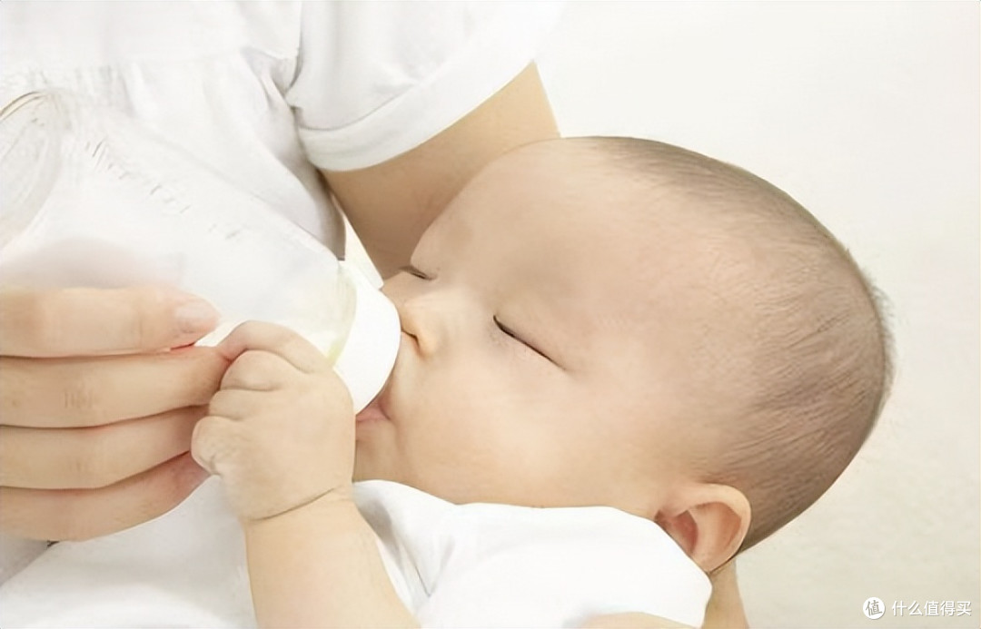 母乳喂养和奶粉喂养，比过才明白：母乳好是真好，费妈也是真费妈