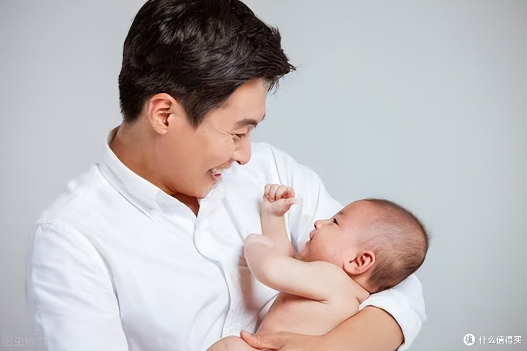 母乳喂养和奶粉喂养，比过才明白：母乳好是真好，费妈也是真费妈