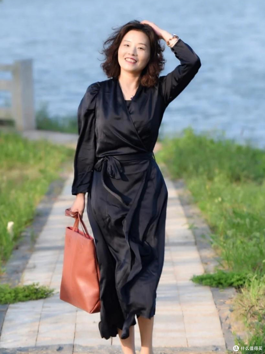 60多岁杭州妈妈的日常穿搭:裙不上膝、首饰不戴金,美得好优雅!