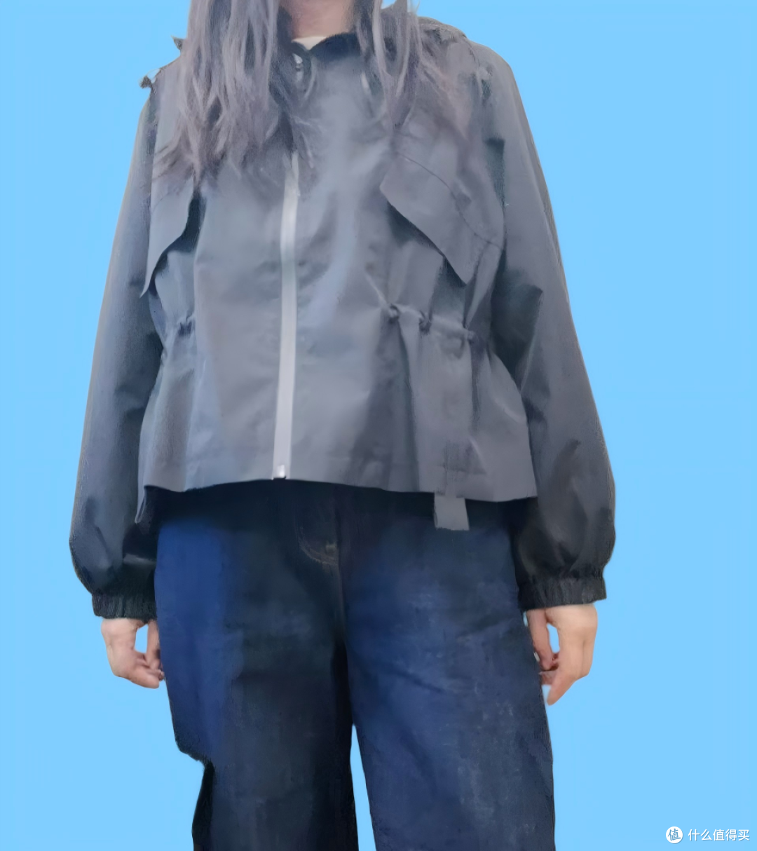带娃建议穿这种短款风衣，带点收腰美观还方便。