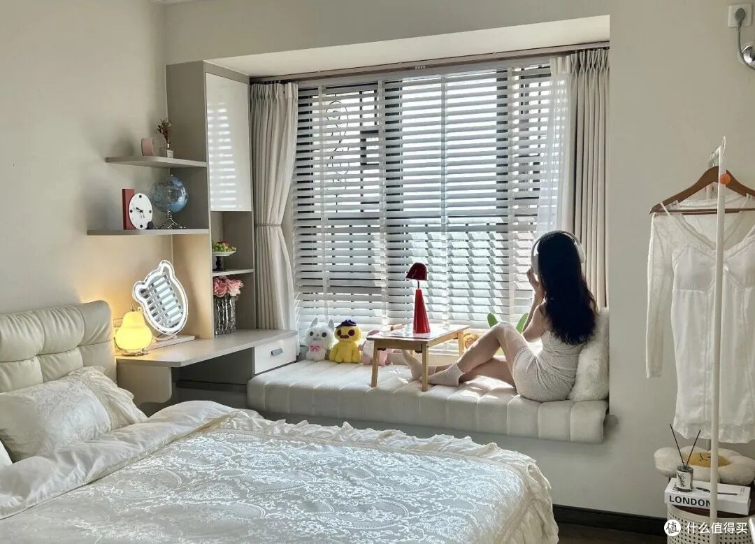 「飘窗」只能用来堆衣服？看看年轻人家的设计，直接多出了一间房