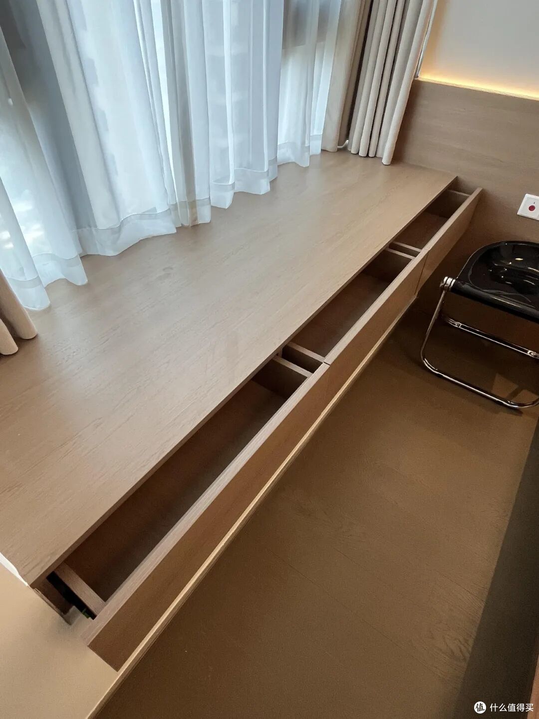 「飘窗」只能用来堆衣服？看看年轻人家的设计，直接多出了一间房
