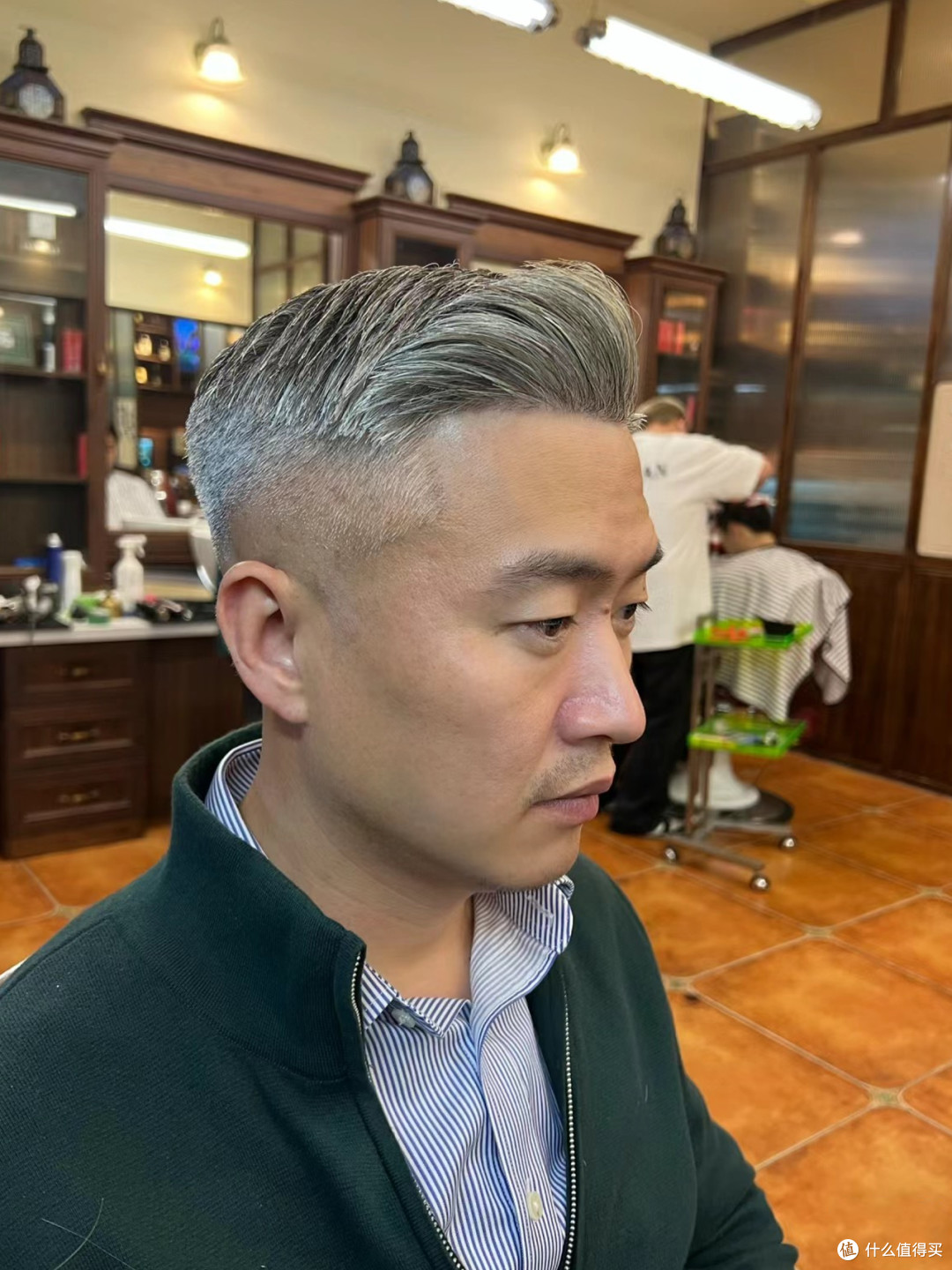 为什么说:男人老了后,比剪寸头更有型的是背头?看完对比就懂了