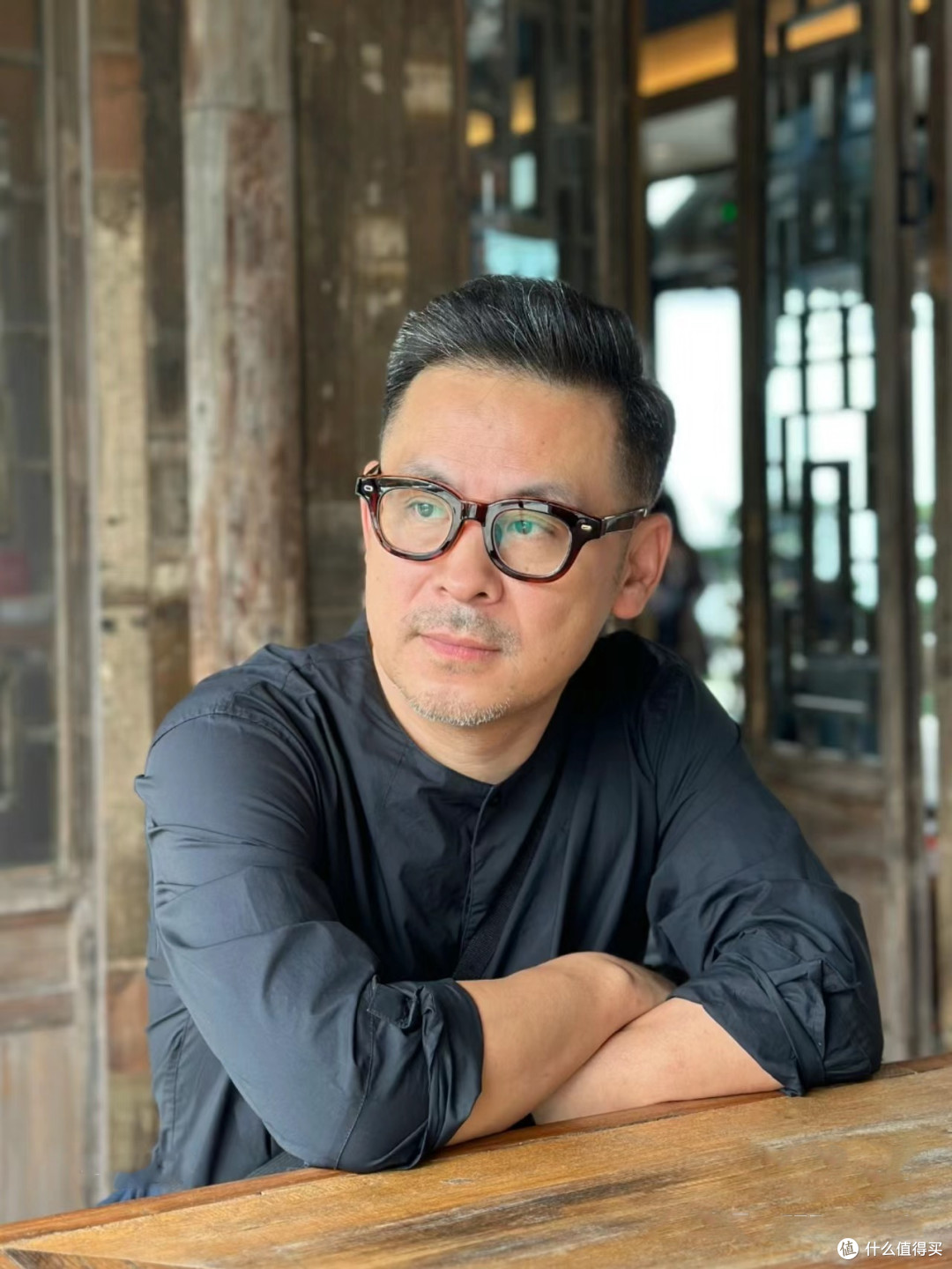 为什么说:男人老了后,比剪寸头更有型的是背头?看完对比就懂了