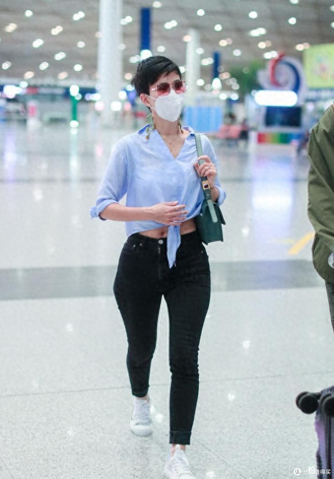 梨型身材的女生，尽量不要穿这3种裤子，显胖显腿粗，尤其无痕裤