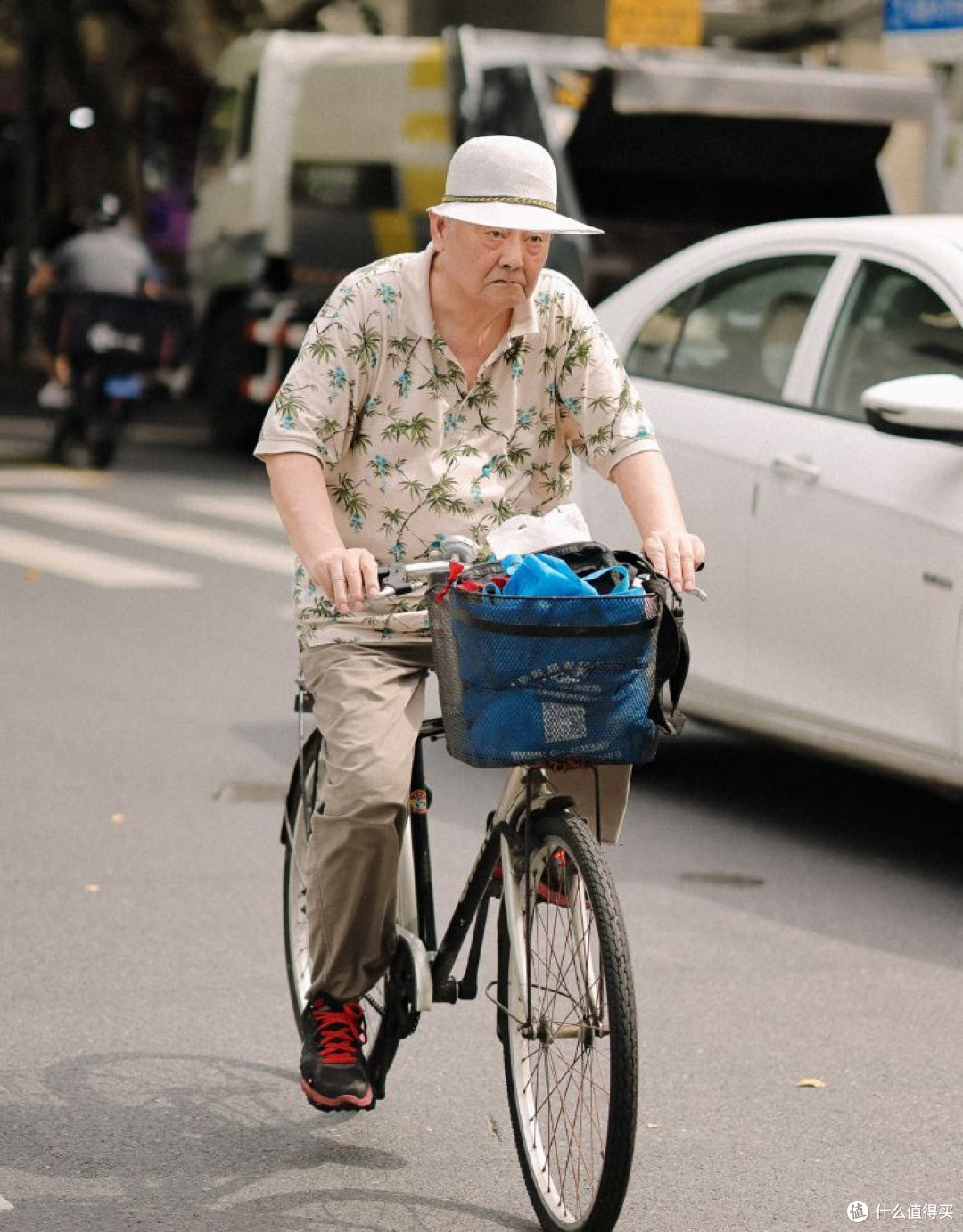 为啥劝老年男人:夏天戴帽,要少穿凉鞋?看这几组素人对比就懂了