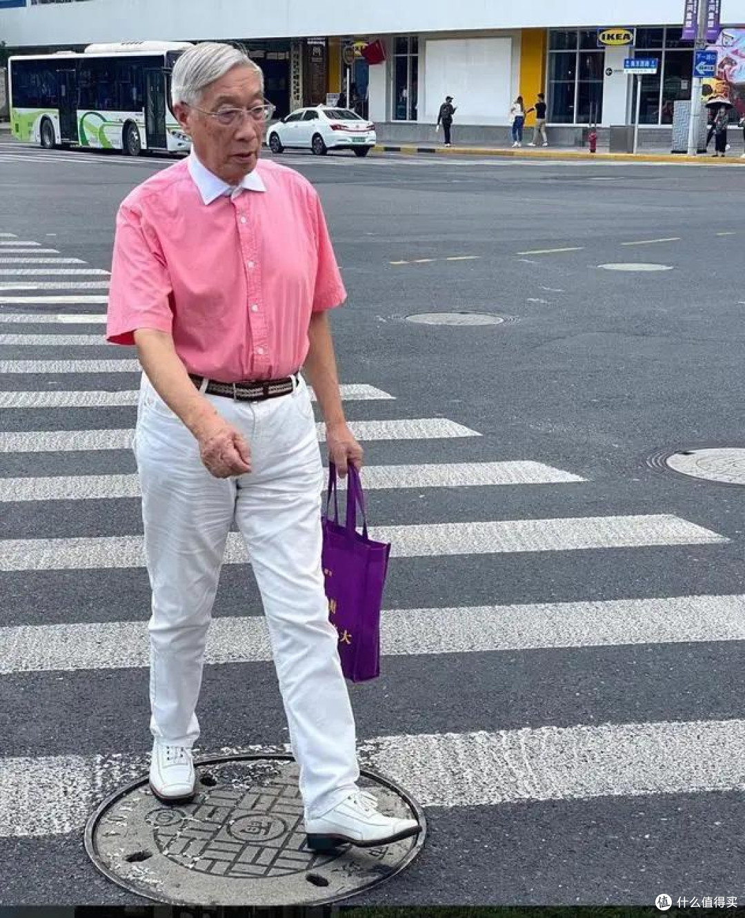为啥劝老年男人:夏天戴帽,要少穿凉鞋?看这几组素人对比就懂了