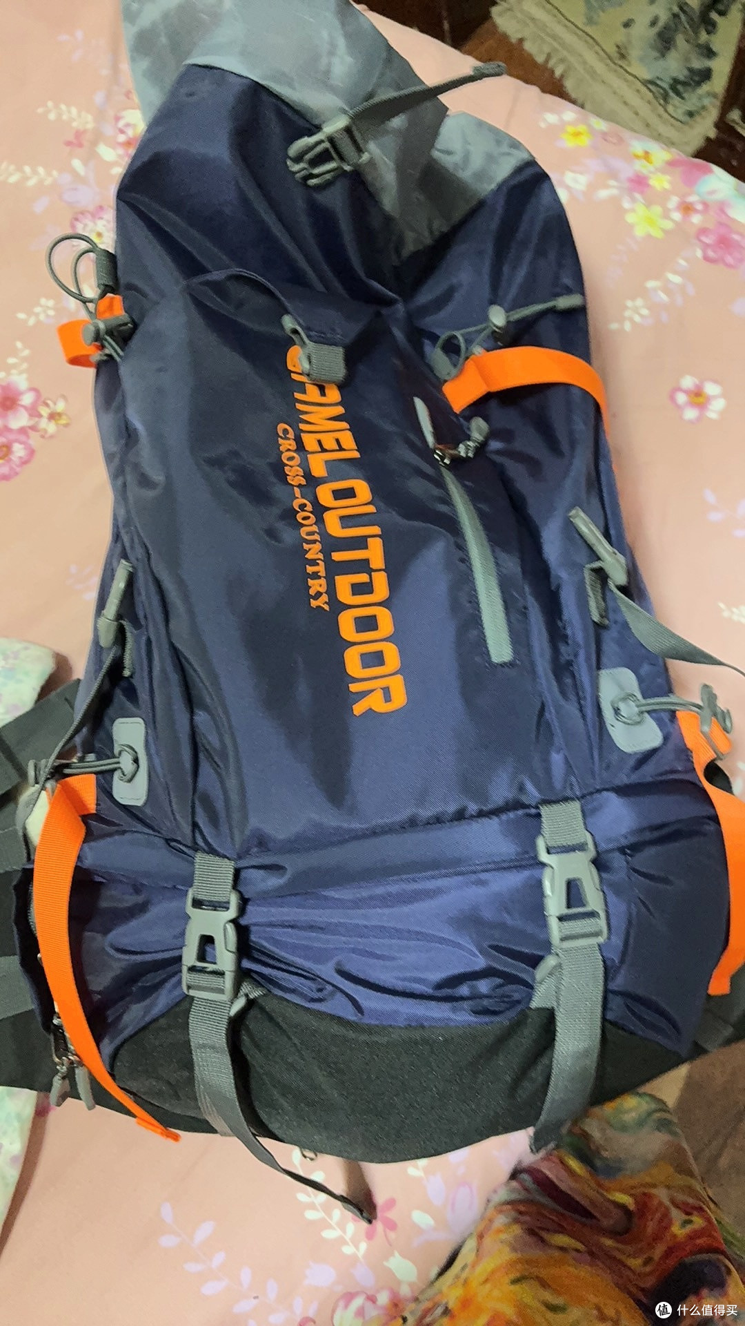 骆驼35L登山包:多功能户外装备