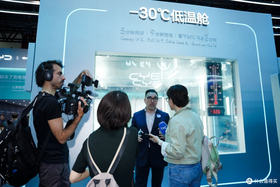 老外终于要对比亚迪出手了！围观拍照研究细节，惊叹其产品实力！