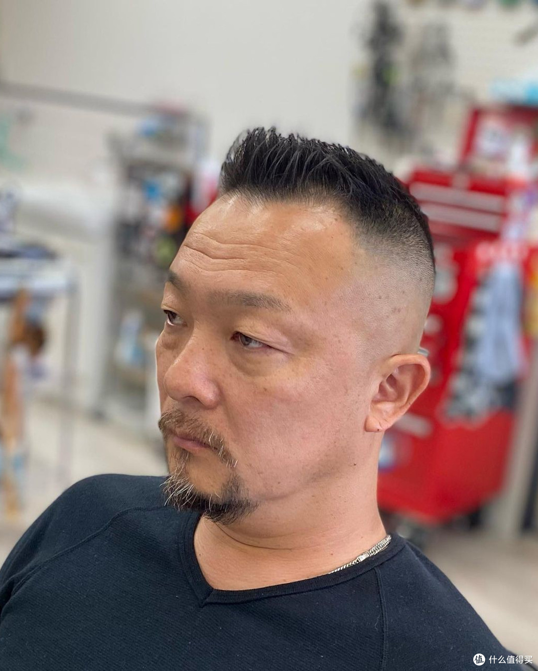 六七十岁男人:头发白了该不该染黑?看完这几组对比图,你就懂了