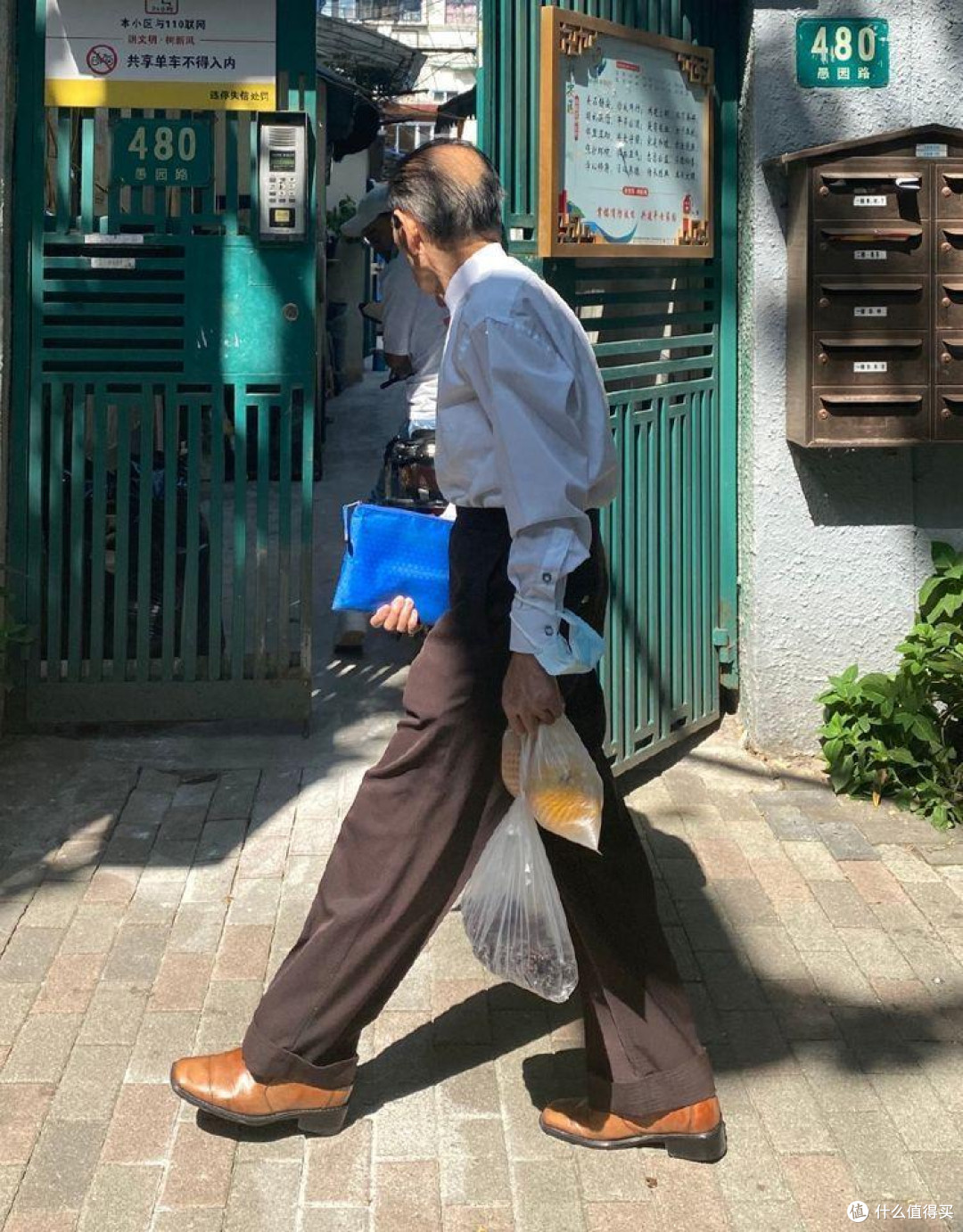 六七十岁男人:头发白了该不该染黑?看完这几组对比图,你就懂了