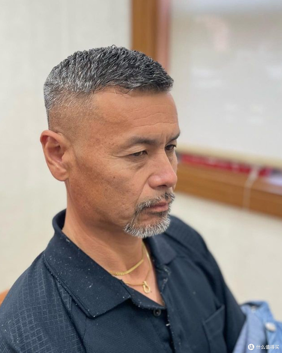 六七十岁男人:头发白了该不该染黑?看完这几组对比图,你就懂了