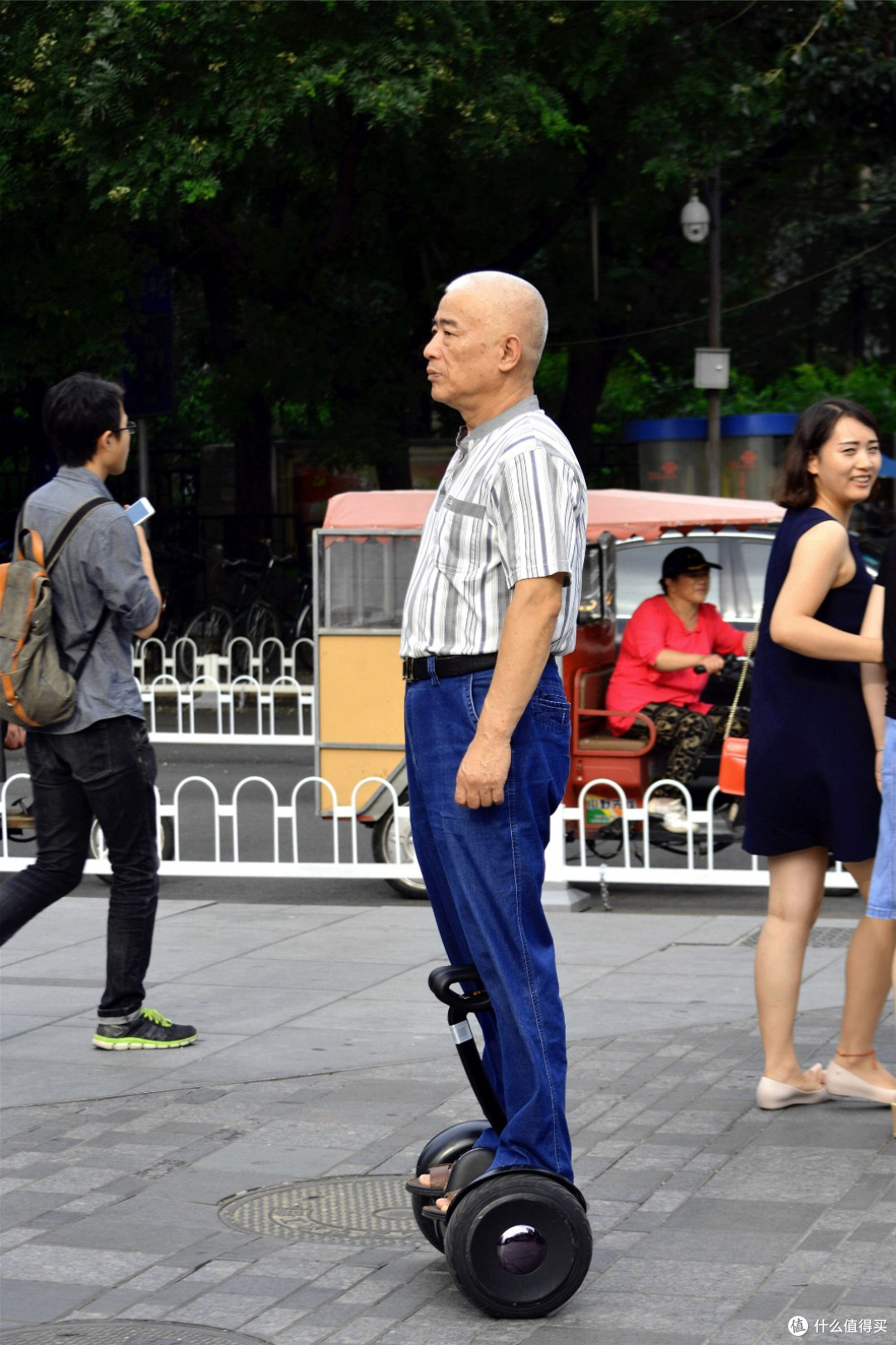 六七十岁男人:头发白了该不该染黑?看完这几组对比图,你就懂了