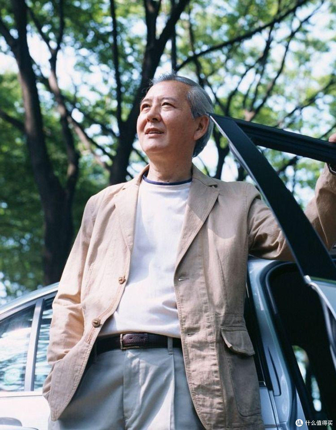 六七十岁男人:头发白了该不该染黑?看完这几组对比图,你就懂了