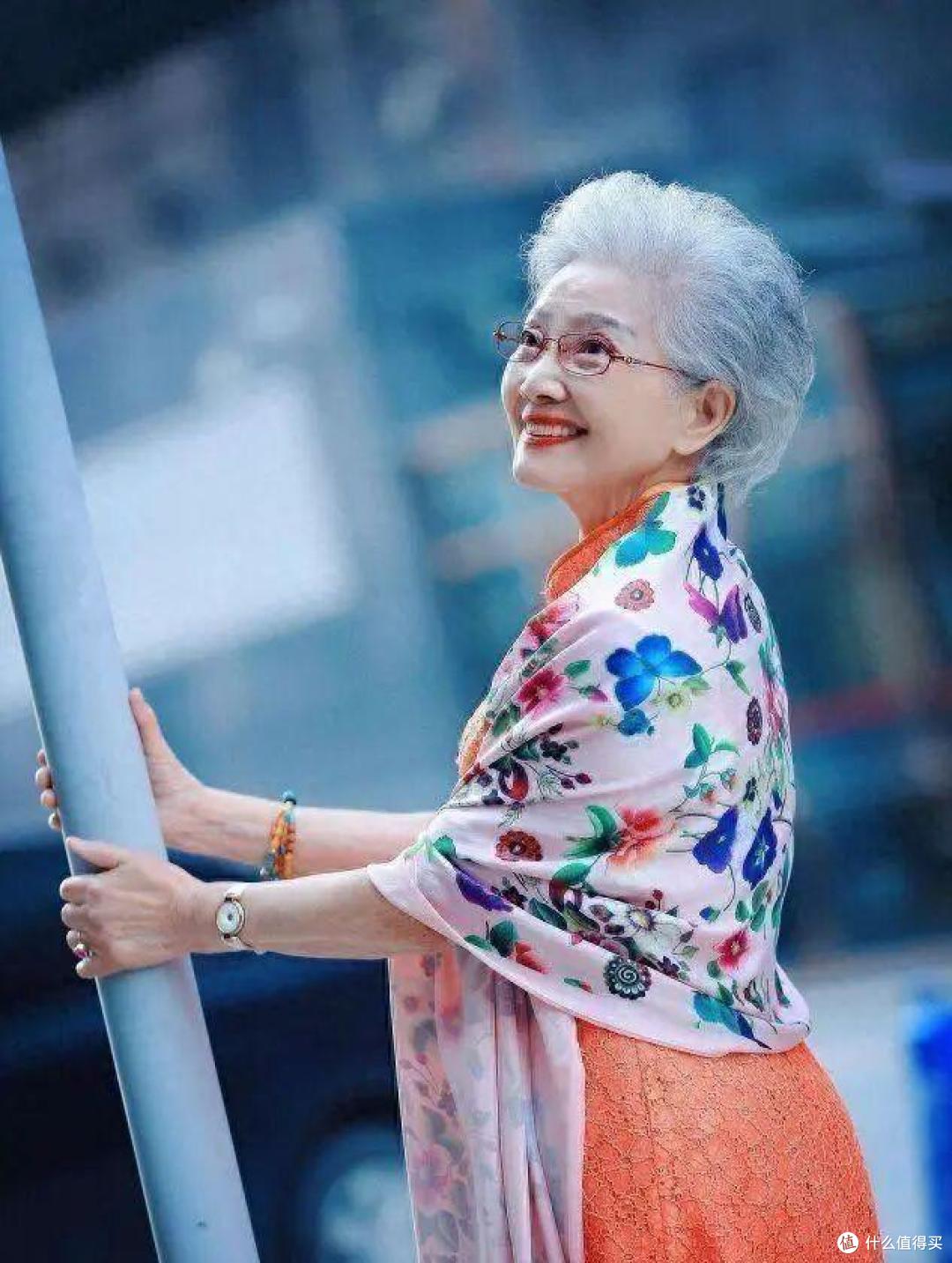 升温后才发现,T恤、背心不兴了!今年流行这3款“夏装”,真的美