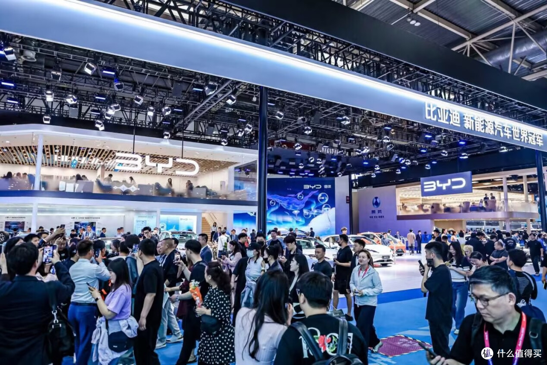 逛完比亚迪展台 ， 这台宋 Pro 飞驰版让我有点心动