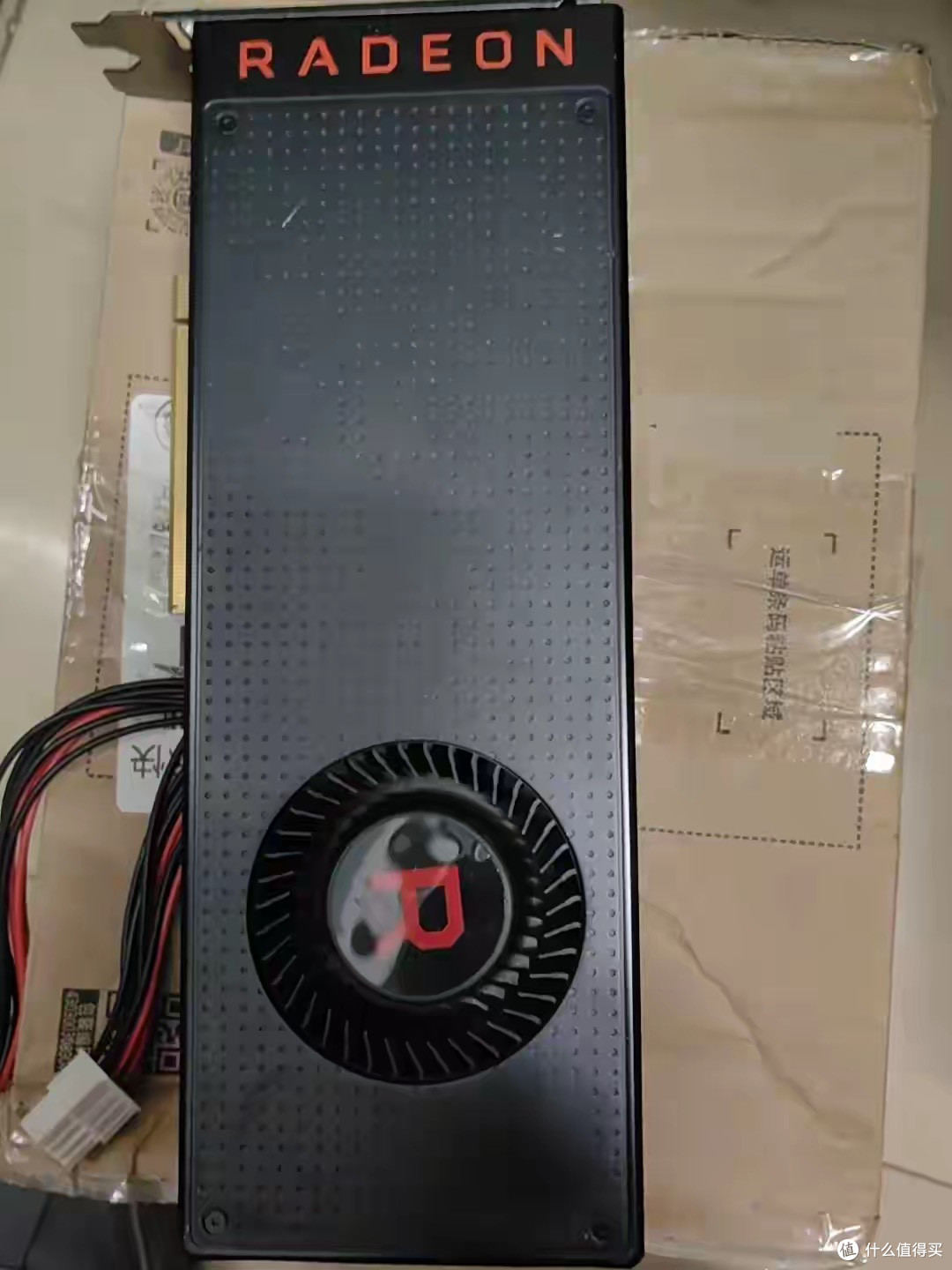 450元的AMD旗舰游戏显卡!公版单涡轮风扇,8G HBM2显存,跑分32W