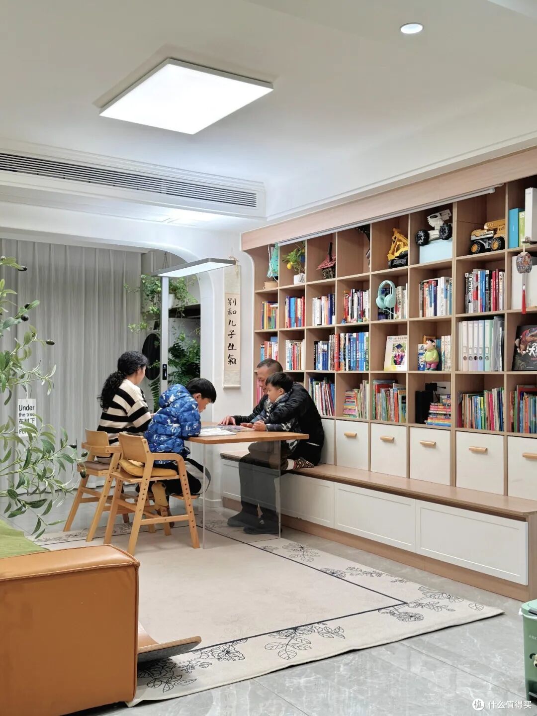 客厅“电视墙”正在退出中国家庭！学年轻人的做法，美观又实用