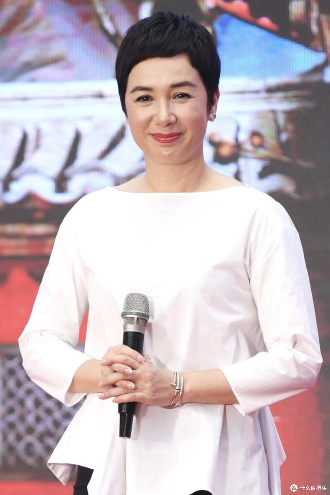 50岁左右的女人,尽量不要剪微商头,太土了!这3种发型更显气质