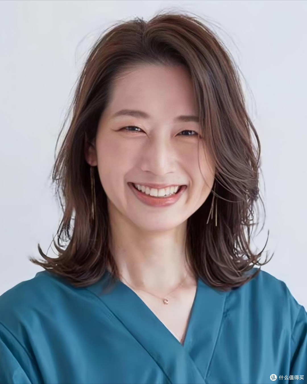50岁左右的女人,尽量不要剪微商头,太土了!这3种发型更显气质