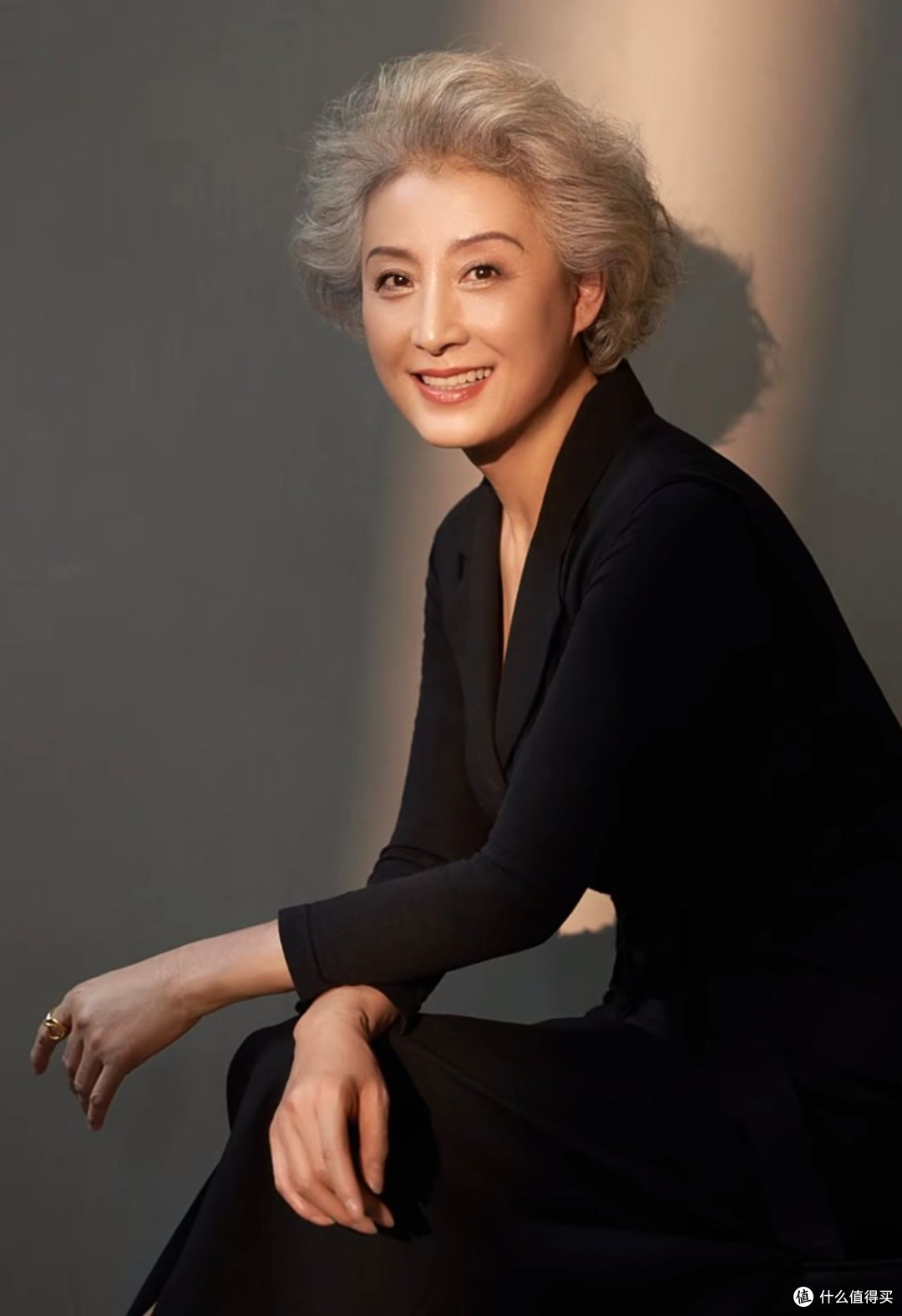 为什么说:七八十岁女人,留白发比黑发更有气质?看对比图就懂了