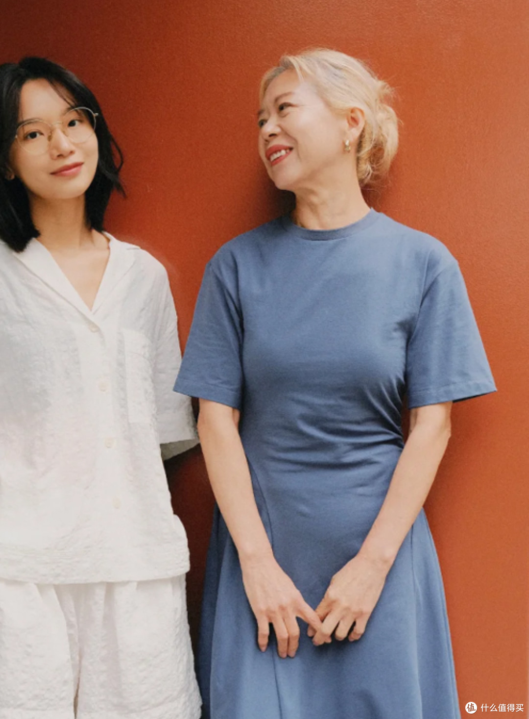为什么说:七八十岁女人,留白发比黑发更有气质?看对比图就懂了